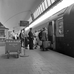 841897 Afbeelding van instappende reizigers in een gereedstaande T.E.E. langs het eerste perron van het N.S.-station ...